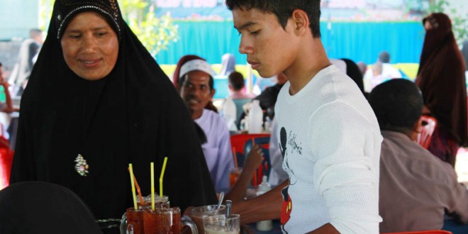 เยาวชนมุสลิมบ้านเกาะใหญ่ ร่วมมือร่วมใจกันจัดงานการกุศลของมัสยิด